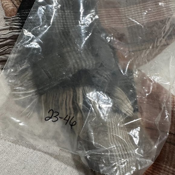 Vintage Halston Casual winter neck scarf in neutral shades Fringe edges - Picture 6 of 6